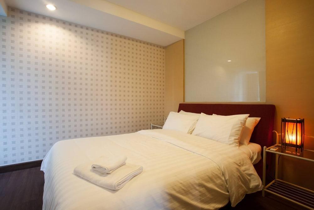 4D - 3 Bedroom Downtown Apartment With Shared Pool