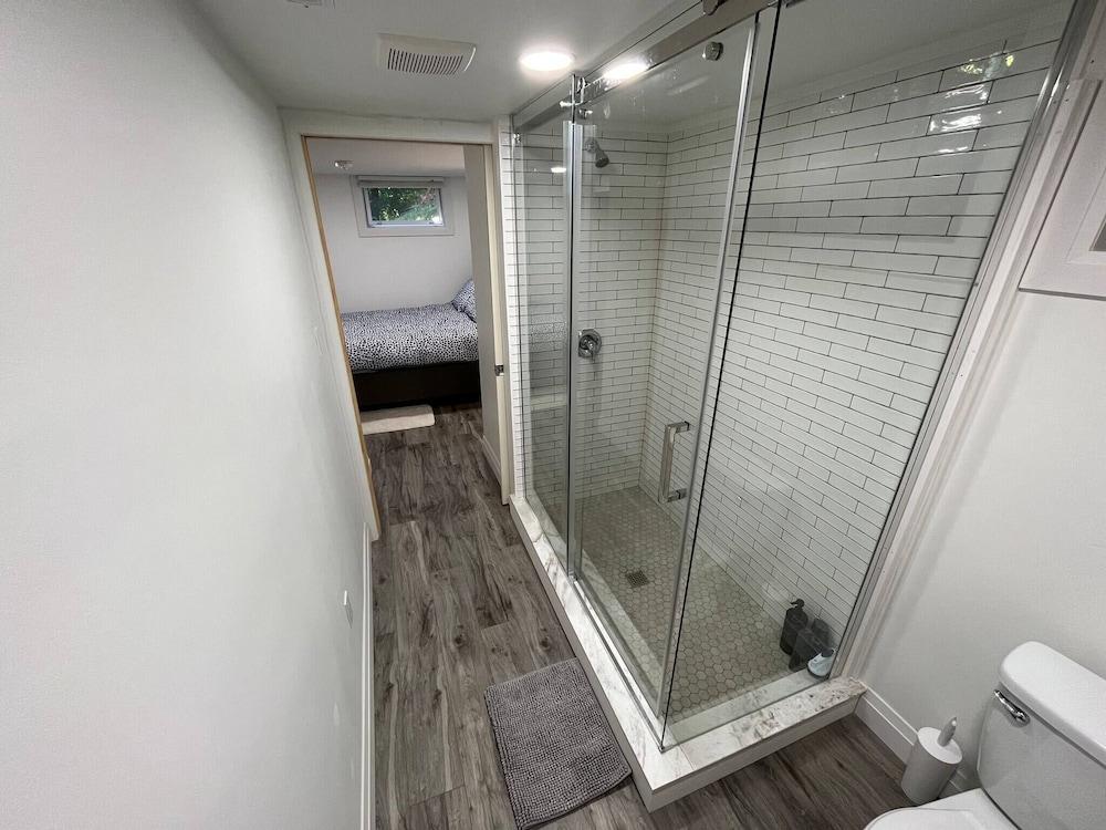 Adorable 1 Bedroom Suite With Kitchen &