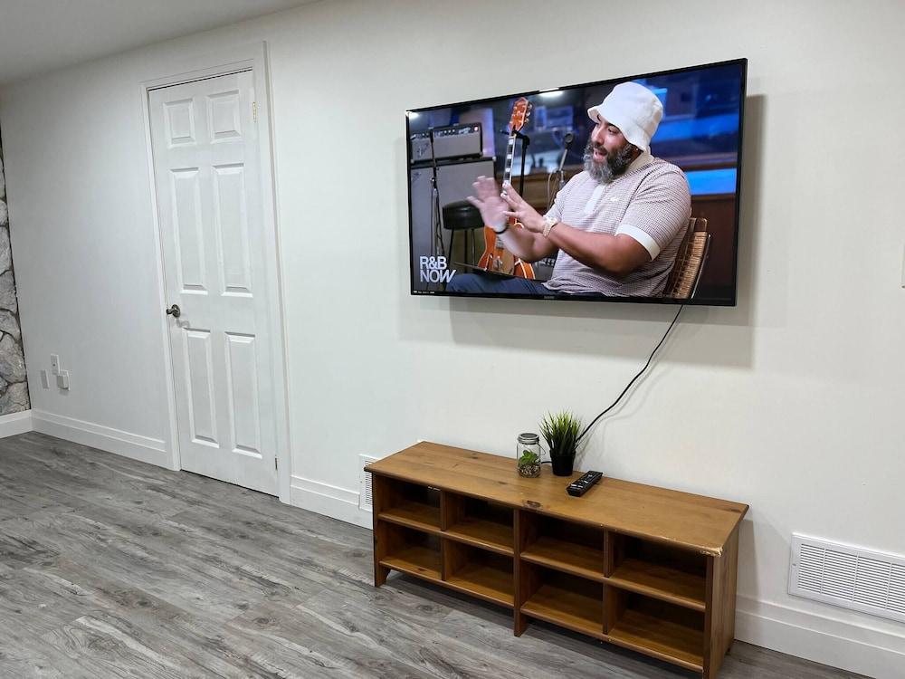 Adorable 1 Bedroom Suite With Kitchen &