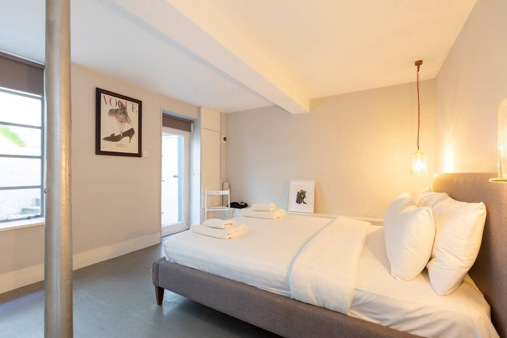 Stylish 2 Bedroom Converted Victorian Storefront