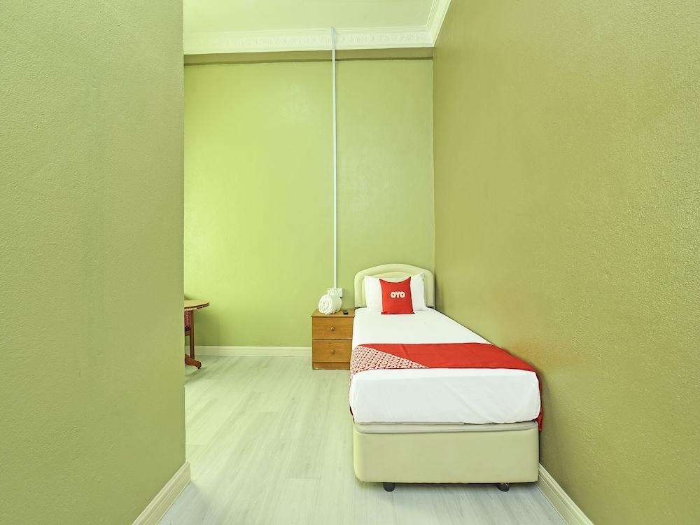 Oyo 90639 Hotel Azimah