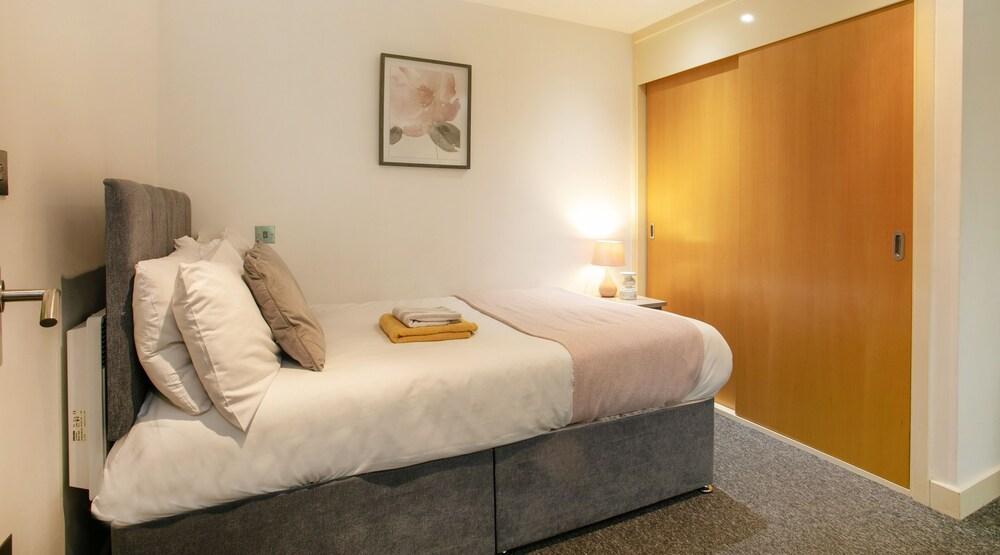 Spacious 2 Bed Parking Close To Centre