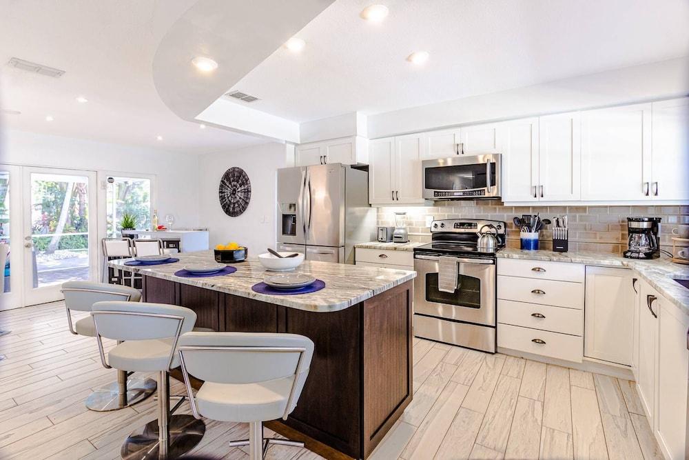 Fruit & Wine Saltwater Pool Home