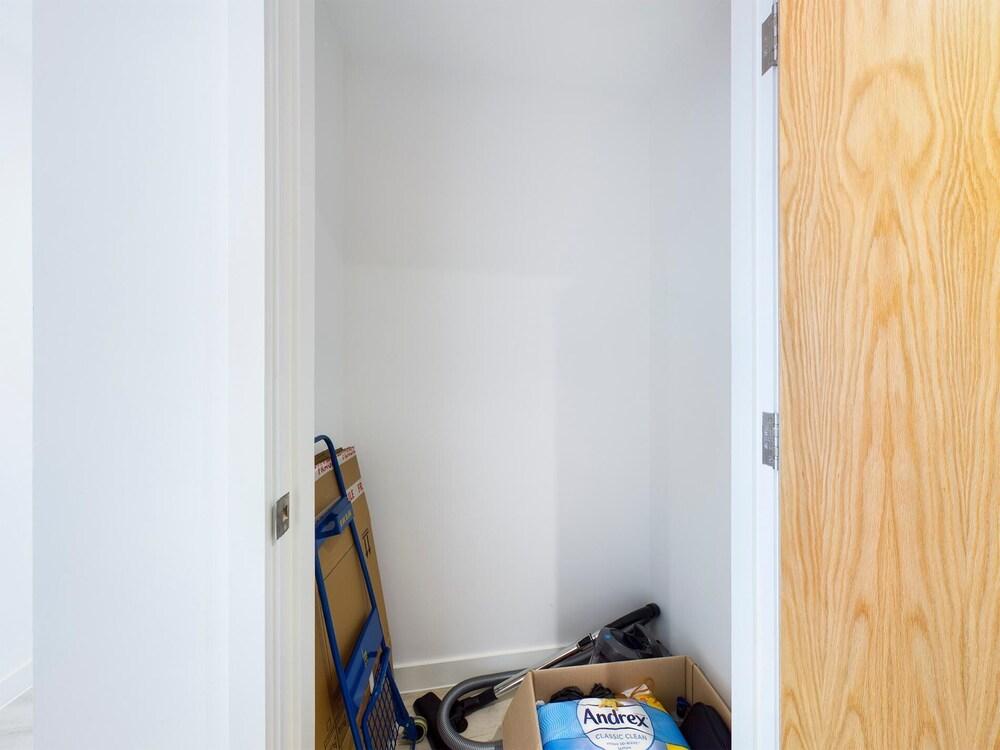 Sleek and Modern 2BD 2bath in the Heart of Salford