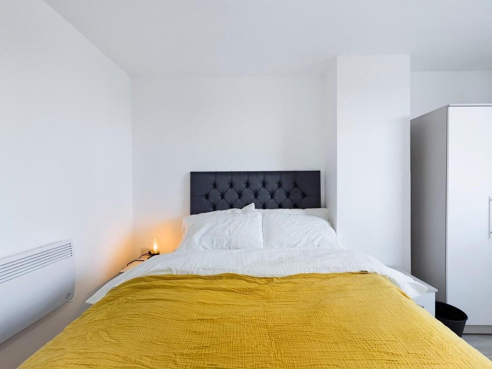 Sleek and Modern 2BD 2bath in the Heart of Salford