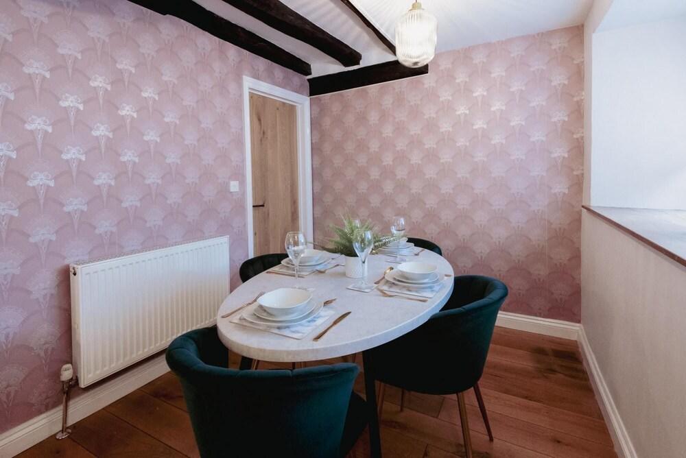 Host Stay Iris Cottage