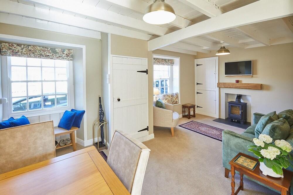 Host Stay Holmlea Cottage