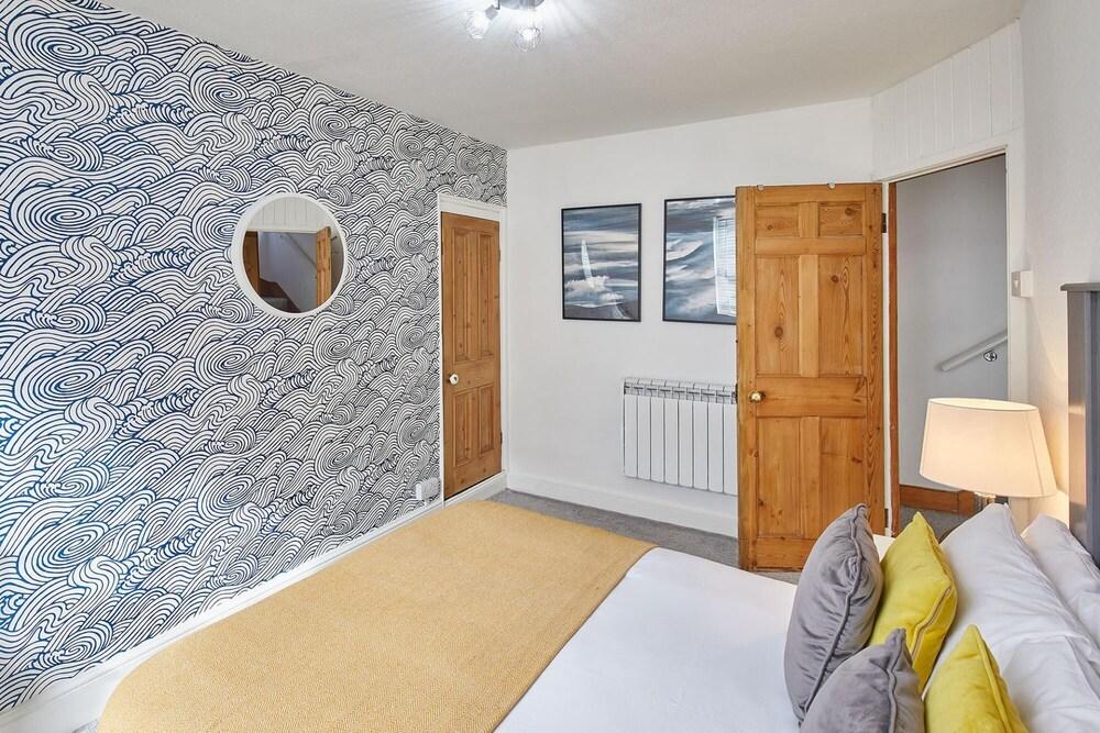 Host Stay Ocean Queen Cottage