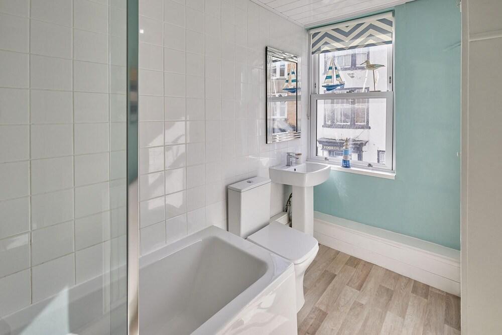 Host Stay Ocean Queen Cottage