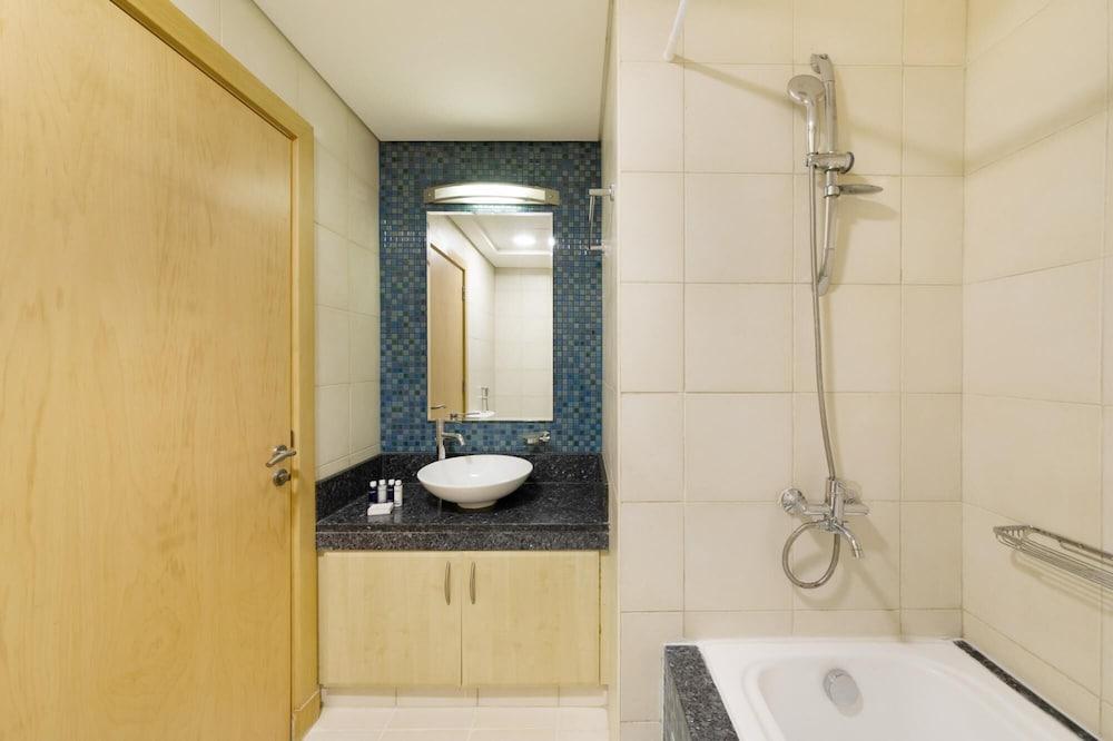 Stylish Apt With Large Patio Close to the Beach