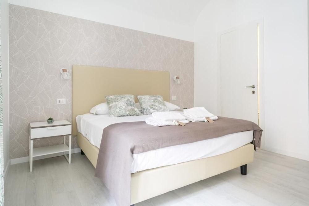 White Candia Guesthouse