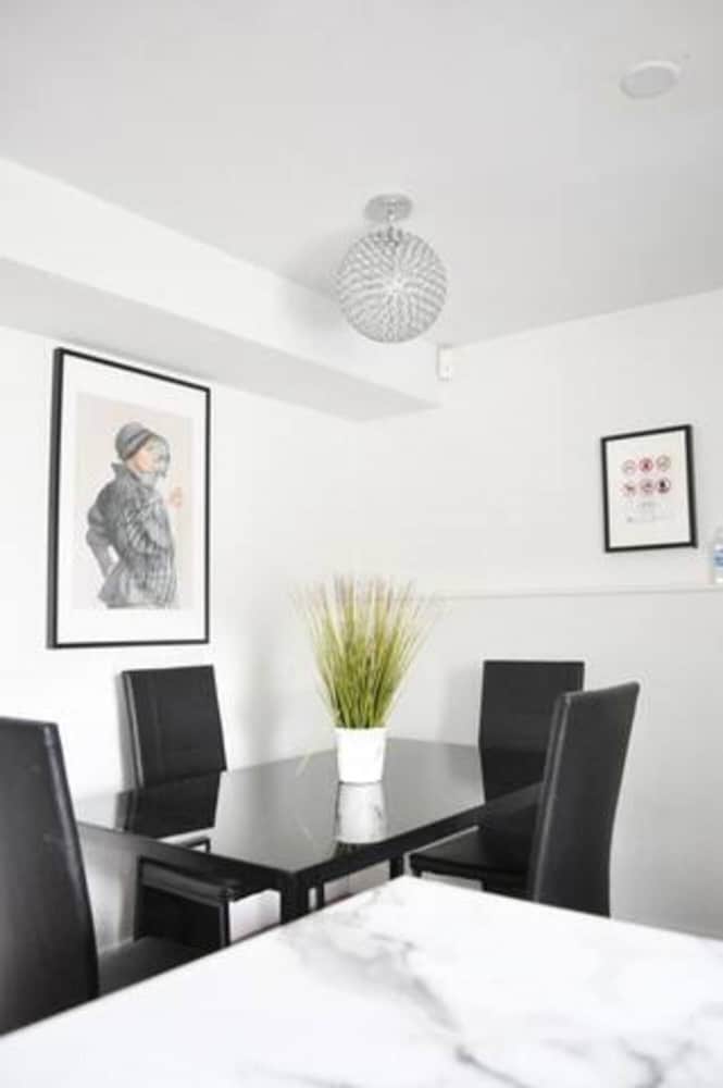 Cozy 1 BD Suite Centrally Located North Vancouver