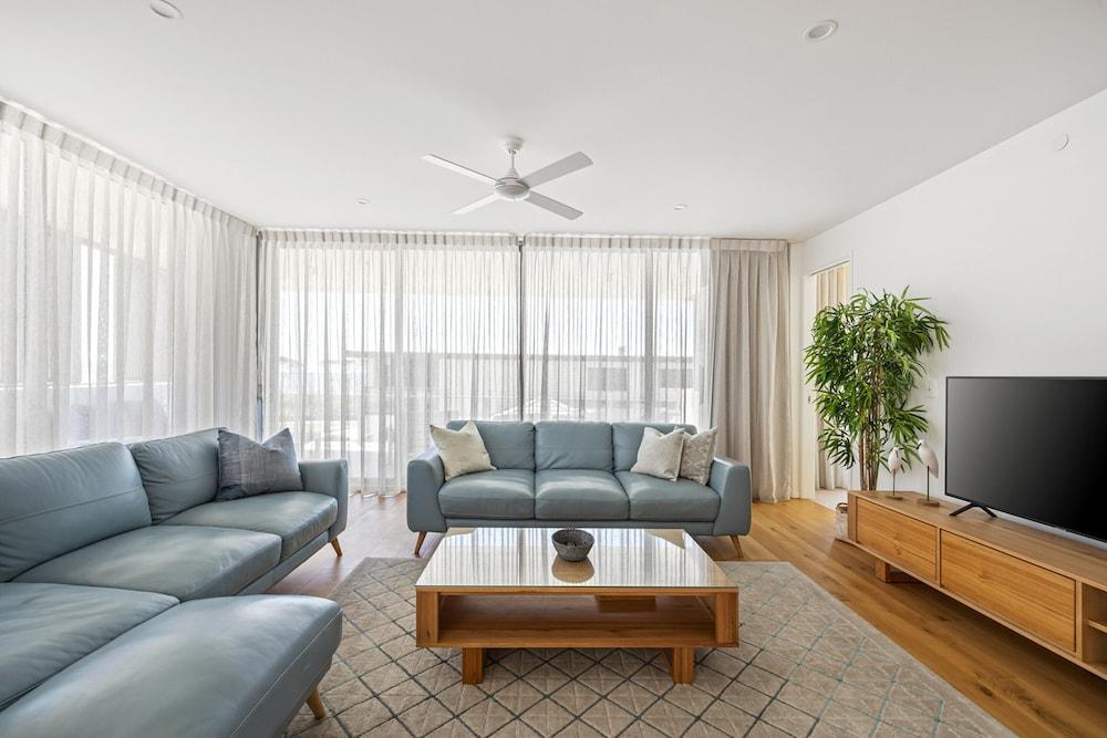 RISE 3 Bedroom Deluxe Ocean Side Apt