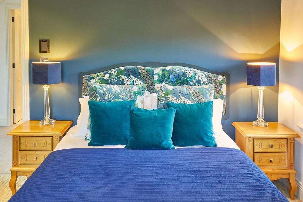 Host Stay The Lakehouse