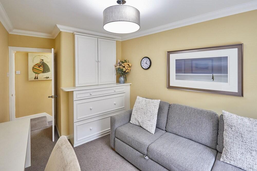 Host Stay Muggles Mews