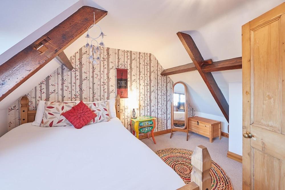 Host Stay Oldcorn Cottage