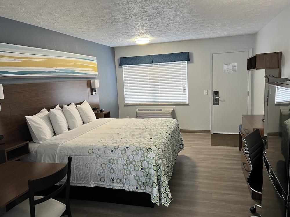 HomeTowne Studios by Red Roof Georgetown, KY