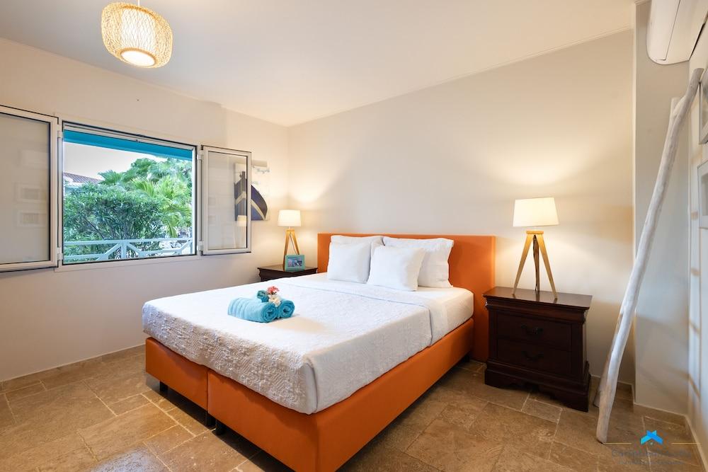 Beautiful condo with sea view