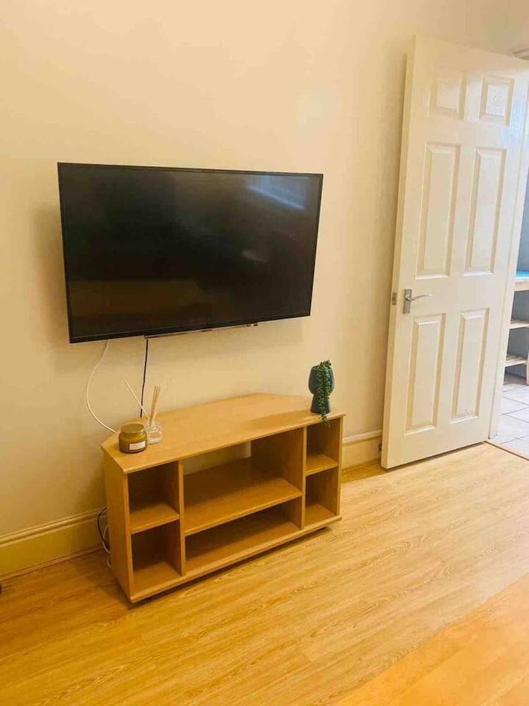 Immaculate 6-bed House in Coventry