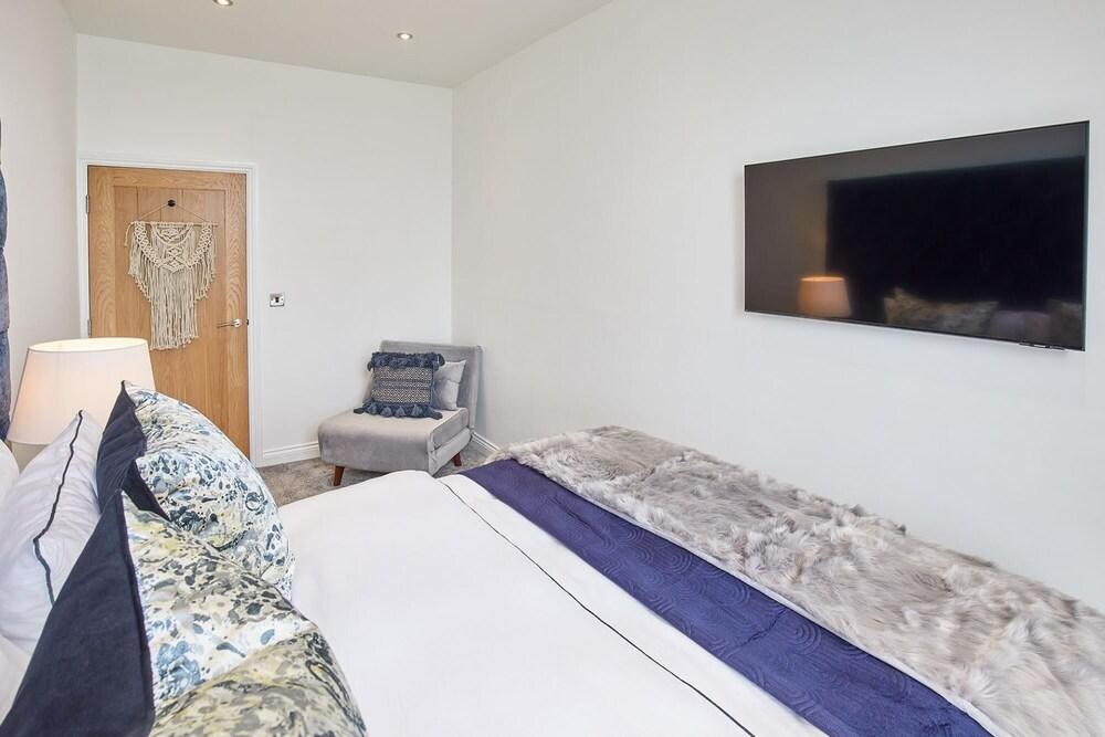 Host Stay Saltwater Suite