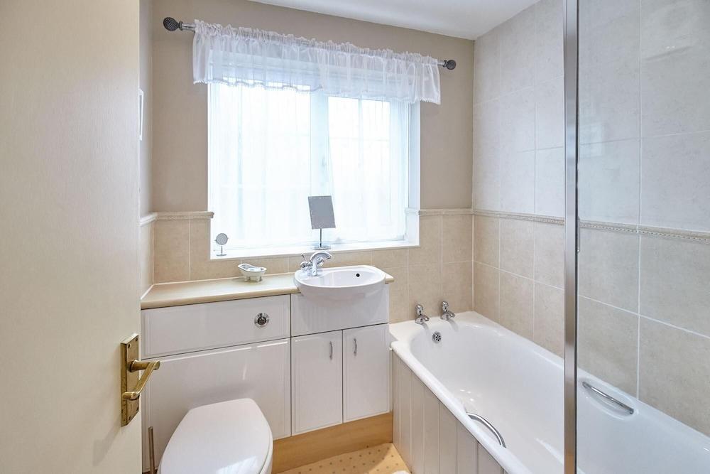 Host Stay Honeysuckle Cottage