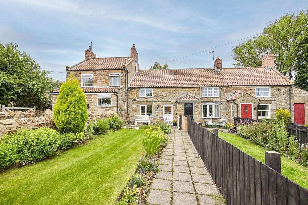 Host Stay Honeysuckle Cottage