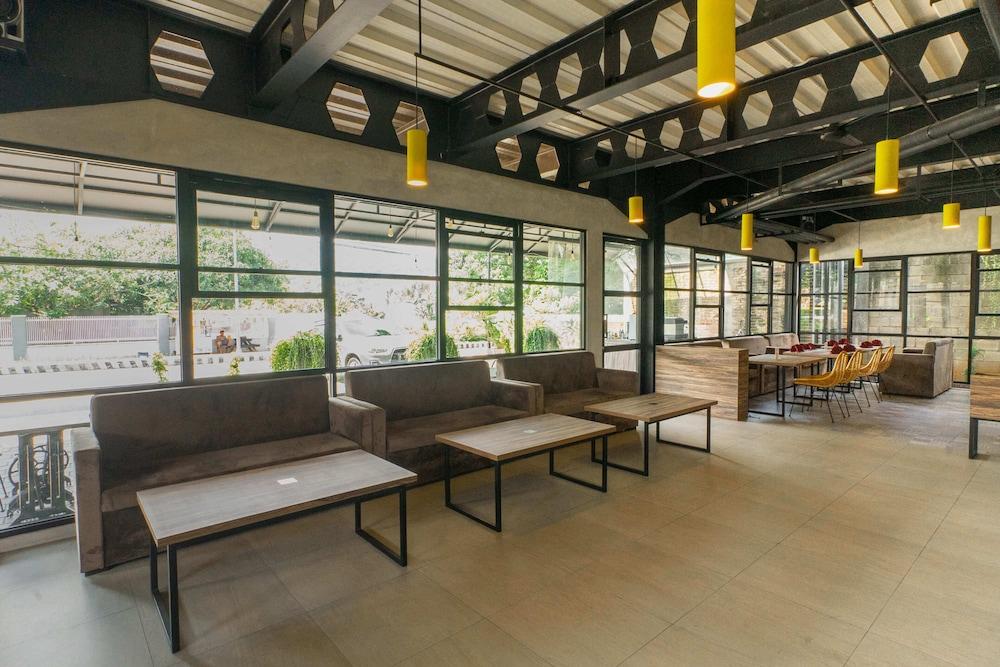 Summerville Hotel & Coffee Shop