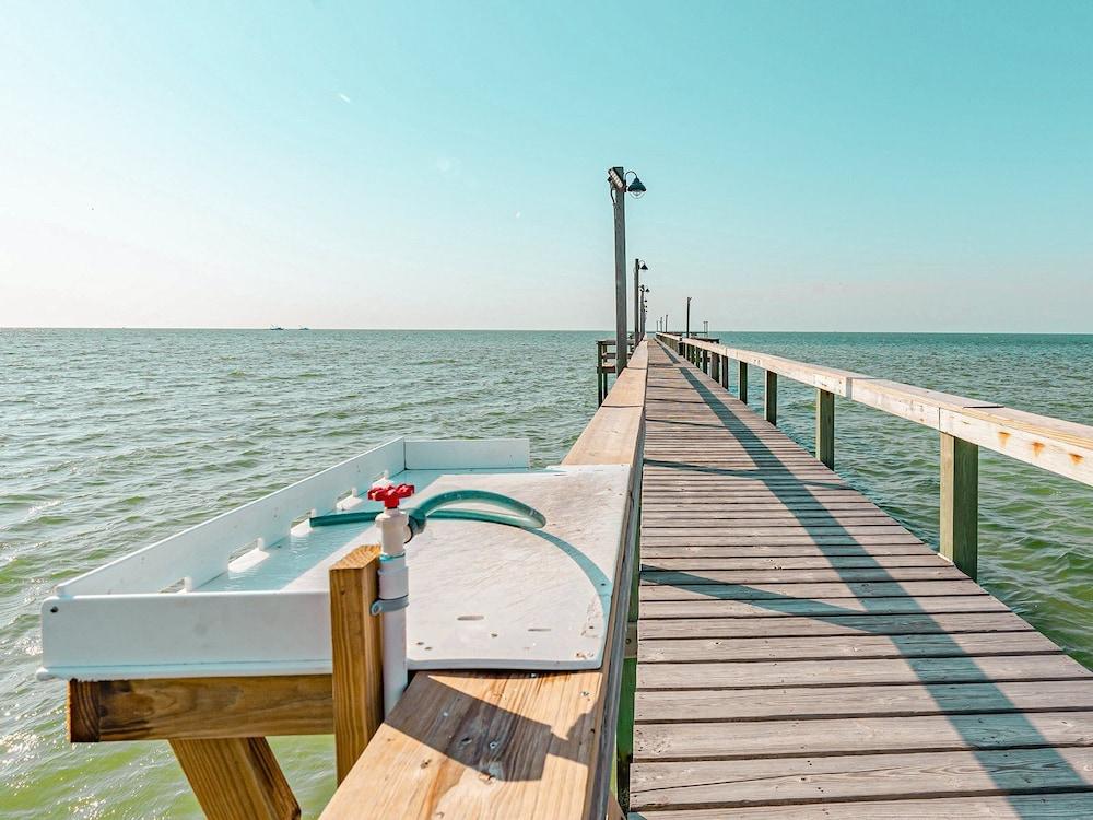 Kontiki Bayfront by Miss Kitty’s