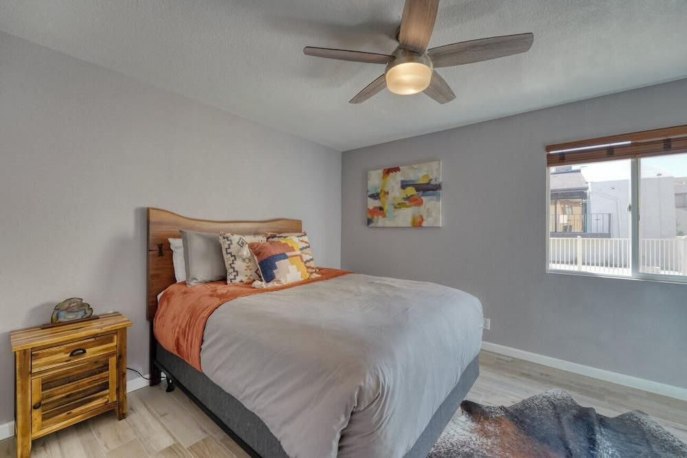 2BR Sleeps 6 Pool BBQ Gym Hot Tub & Bar Hopping!