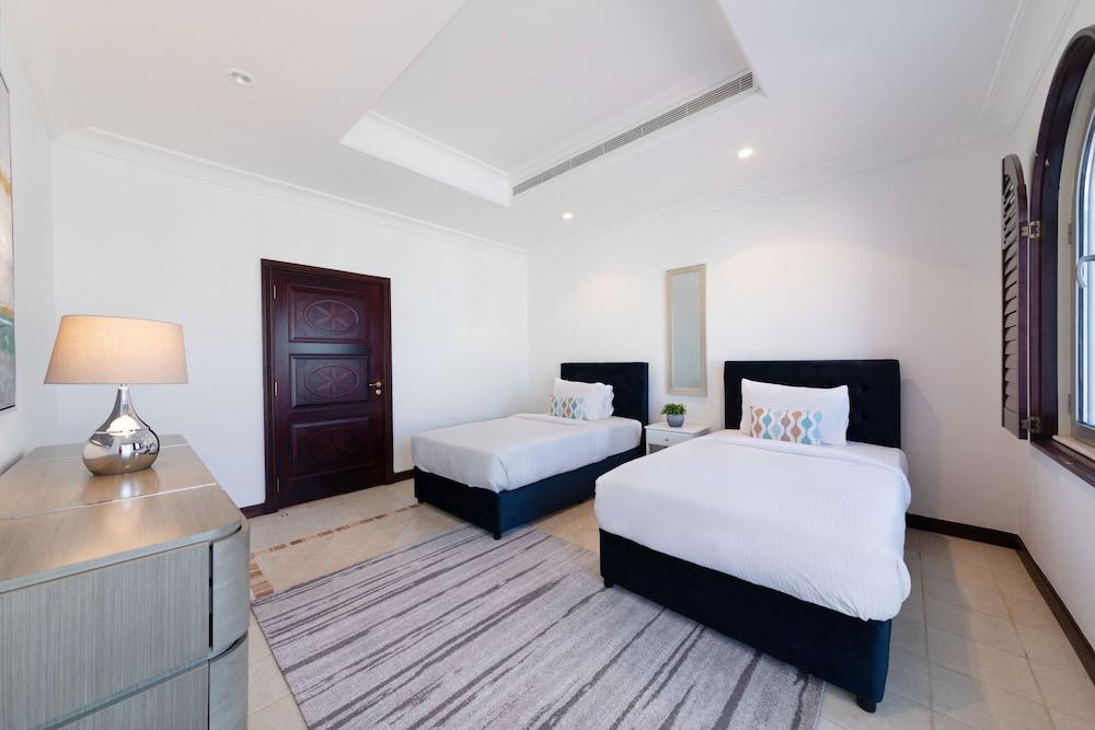 Maison Privee - Mesmerizing Beachfront Villa on The Palm with Pool