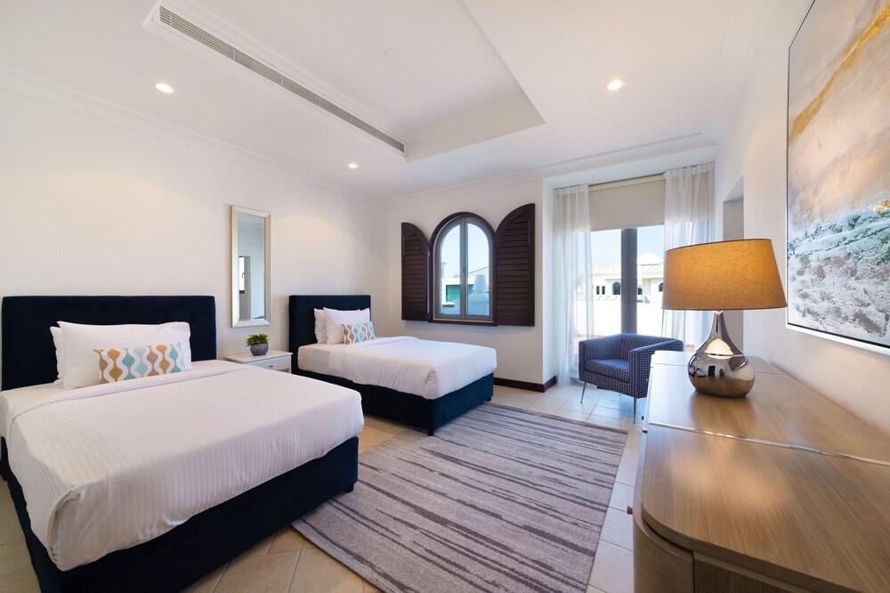 Maison Privee - Mesmerizing Beachfront Villa on The Palm with Pool