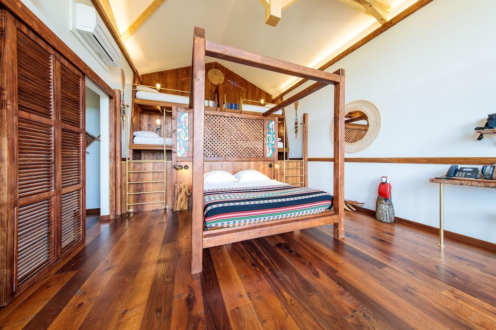 Les Lodges - Parrot World