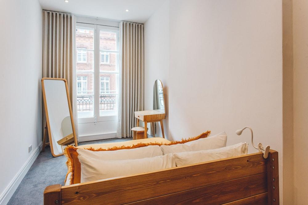 2 Bed Apartment Right on Trafalgar Square