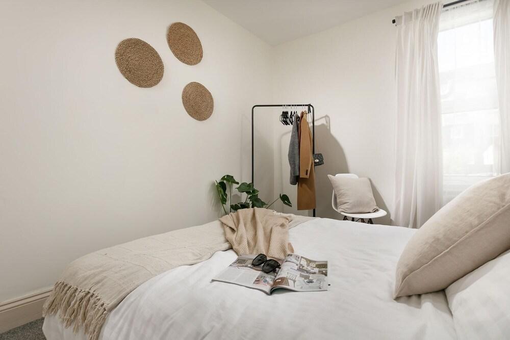 Host Stay Turret Grove