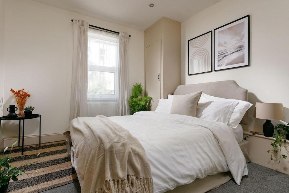 Host Stay Turret Grove