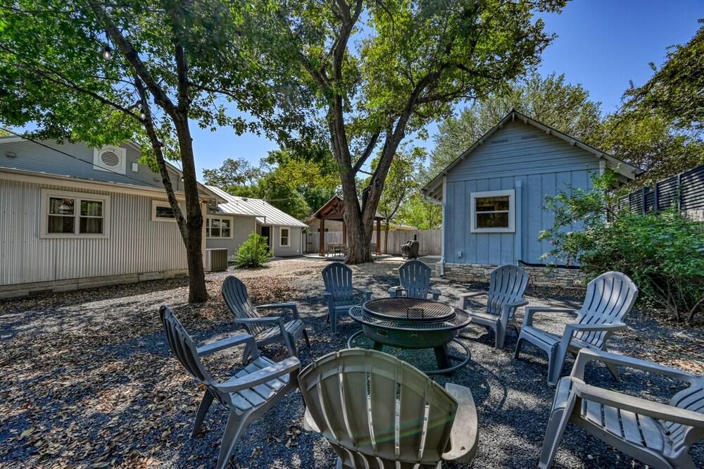 Modern Luxurious Home-w/game Room and Firepit!