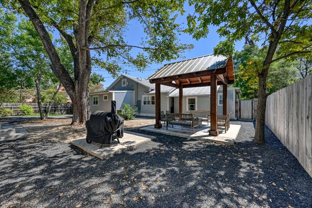 Modern Luxurious Home-w/game Room and Firepit!