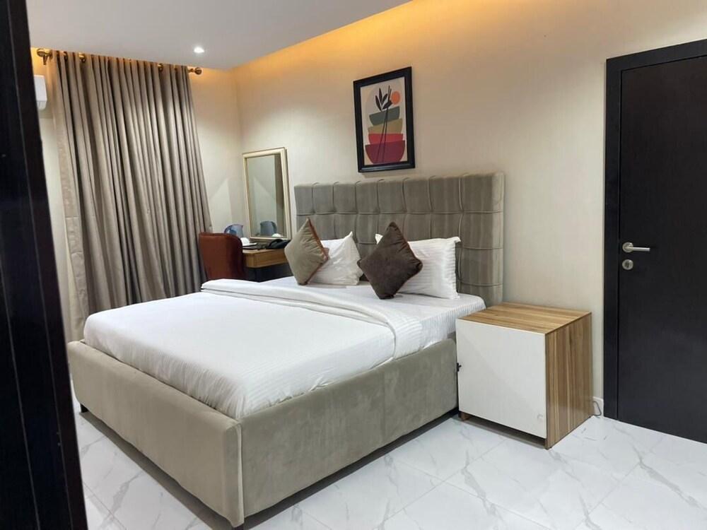 Choice Suites Signature