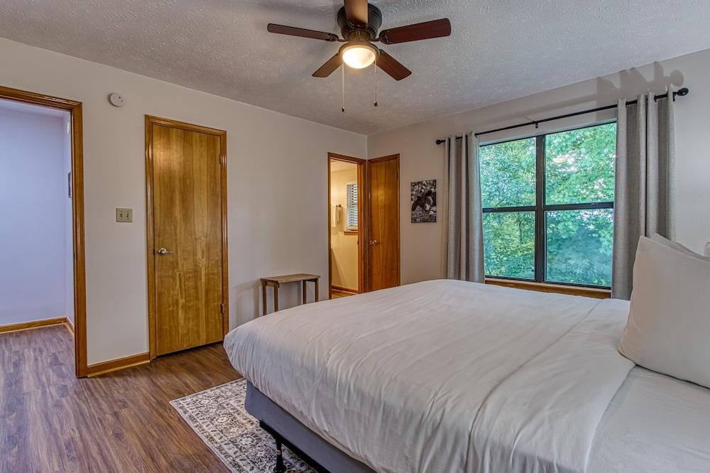 Pinecrest Townhomes-1KING and 2BUNK UNIT