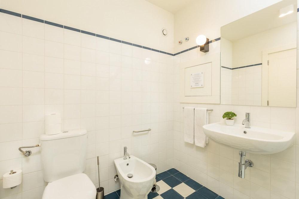 Flores G in Porto With 1 Bedrooms and 1 Bathrooms