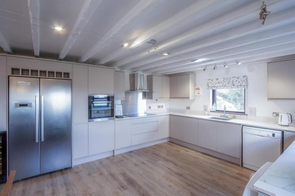 Stormy Castle - 6 Bedroom Sleeps 14 - Llangenith