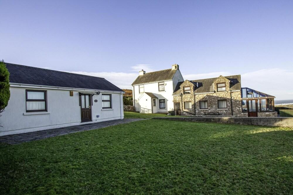 Stormy Castle - 6 Bedroom Sleeps 14 - Llangenith