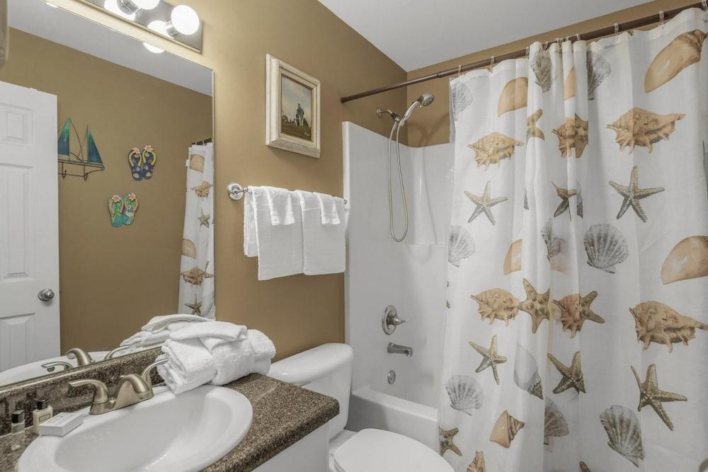 Attractive Condo Pool Across From Beach Access