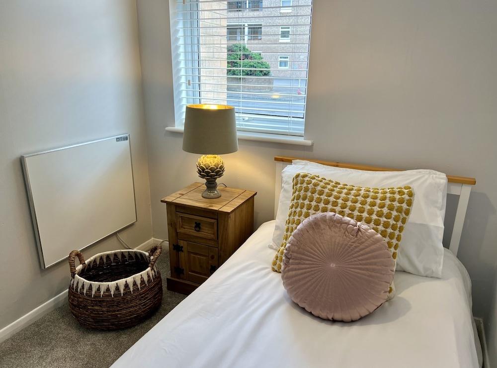 BookedUK - Lovely 2BR Flat in Hoddesdon