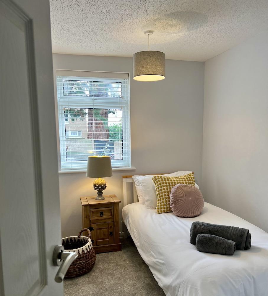 BookedUK - Lovely 2BR Flat in Hoddesdon