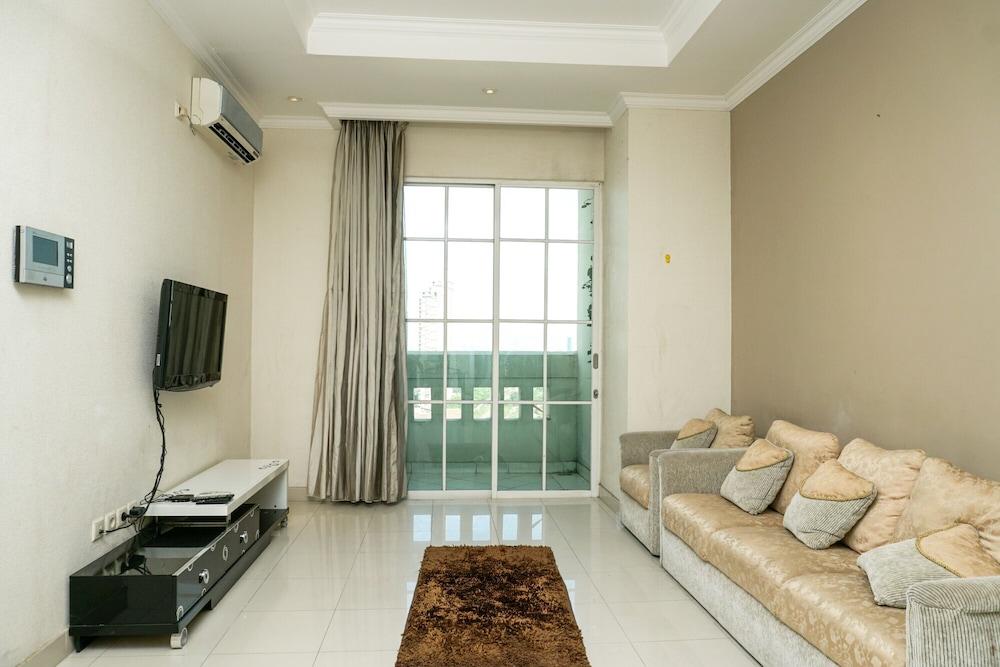 Comfy 1Br At Bellezza Apartment