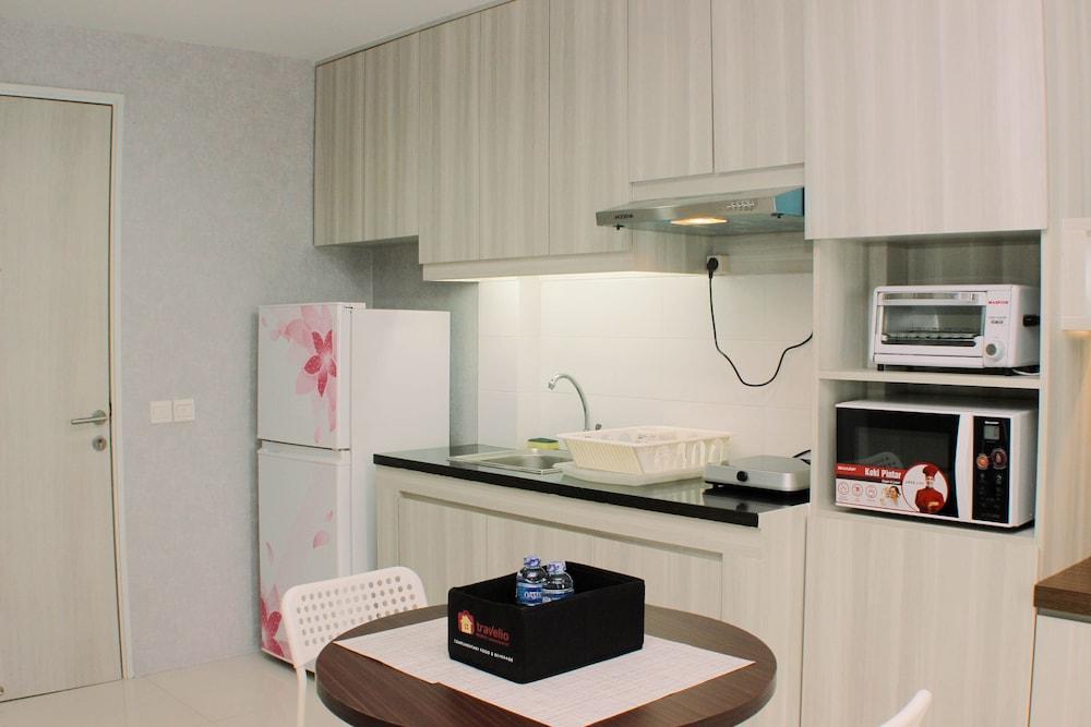 Big And Cozy Studio At Azalea Suites Apartment