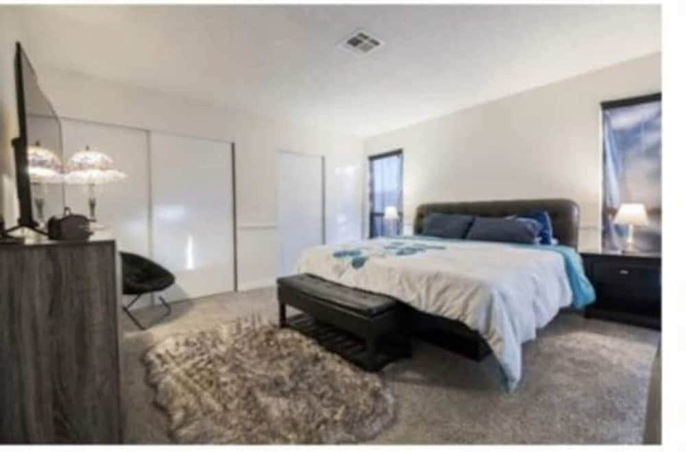 Summerlin Sensation Splash in the Pool