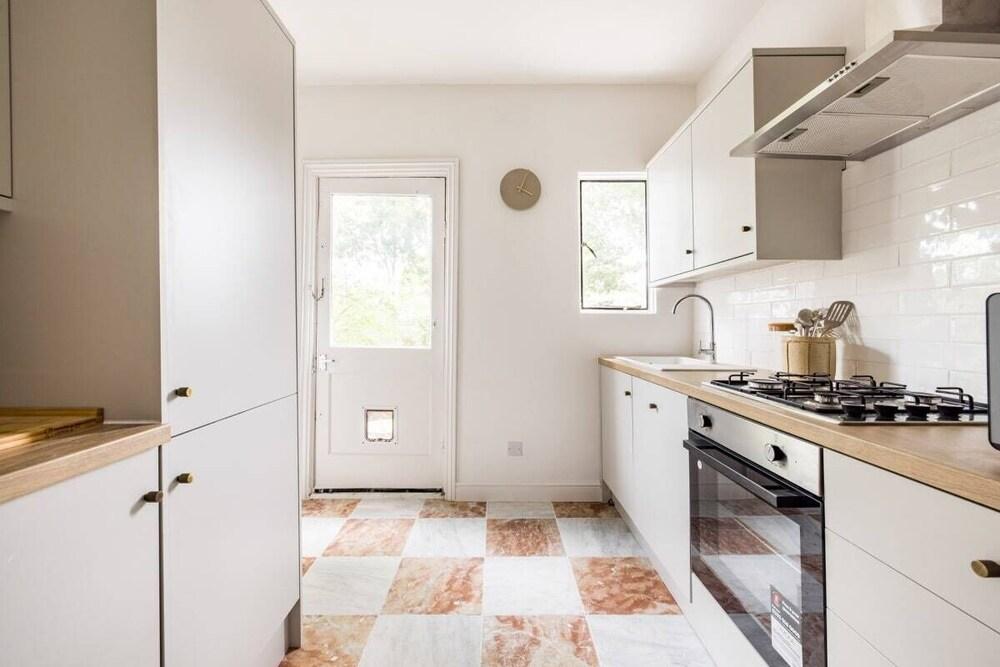 The Eltham Classic - Stunning 1bdr Flat With Garden