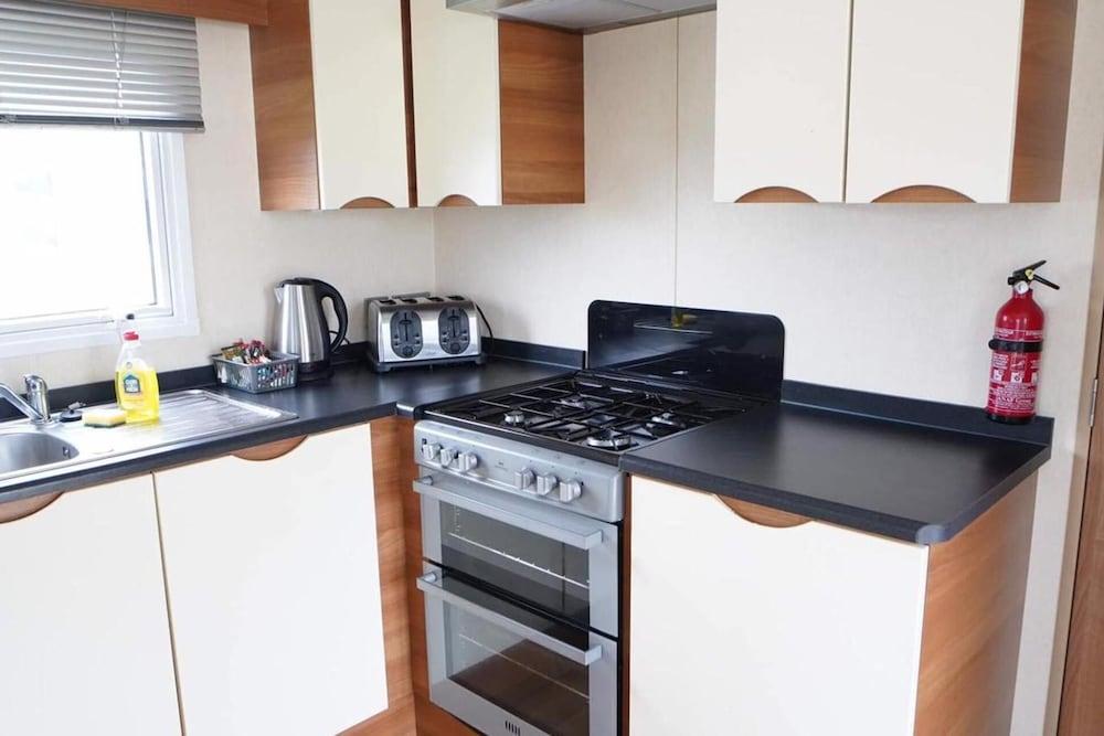 Caravan - Sleeps 8 - Pets Ok - Parking